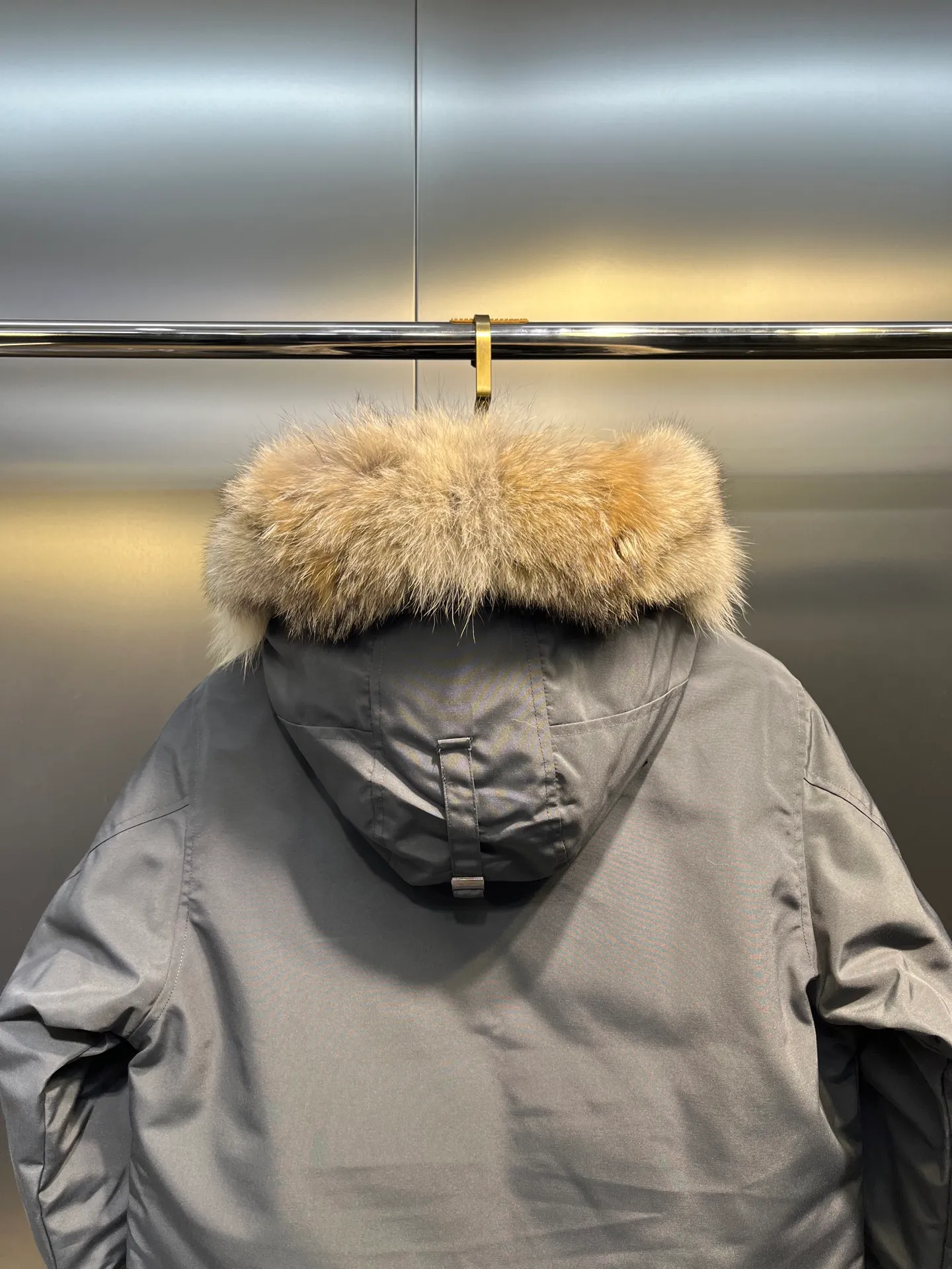 P840 𝘾𝘼𝙉𝘼𝘿𝘼 𝙂𝙊𝙊𝙎𝙀Big Goose 13# The design of Big Goose 13 is simple and elegant, a little longer than the 08 model, more suitable for men and suitable for business people. This down jacket is popular for its simple design, which is not only practical but also has a certain sense of fashion. In terms of applicability, the Daye 13 model provides good thermal insulation performance. Its thermal insulation coefficient is level 5, which can provide enough warmth and is suitable for wearing in cold environments. In addition, the Daye 13 model also has a high cost performance. Compared with other models, it provides a better balance between price and performance, making it more competitive in the market.  size：xs-xxl